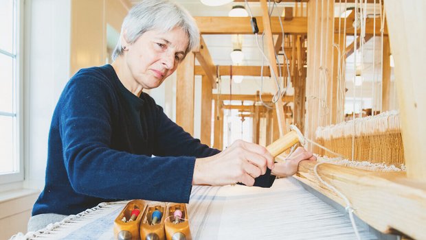 Handweben heisst Arbeiten mit allen Sinnen: Katharina Osterwalder, Leiterin der Handweberei. (Foto: Marion Nitsch)