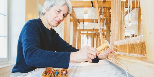 Handweben heisst Arbeiten mit allen Sinnen: Katharina Osterwalder, Leiterin der Handweberei. (Foto: Marion Nitsch)