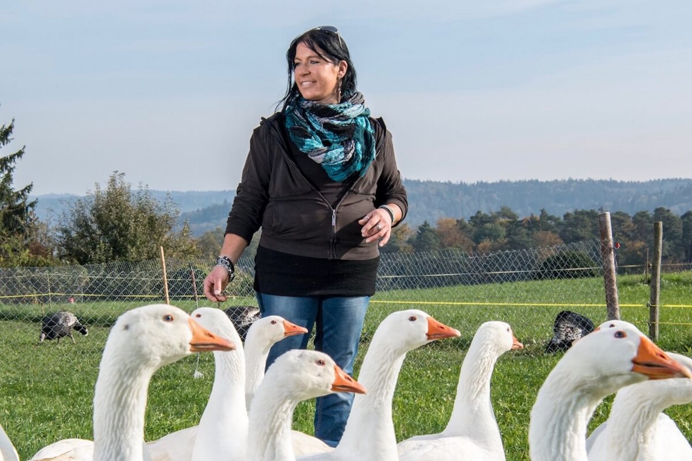 Andrea Aeppli hält auf ihrem Hof in Embrach Weidegänse. (Foto: Marion Nitsch)