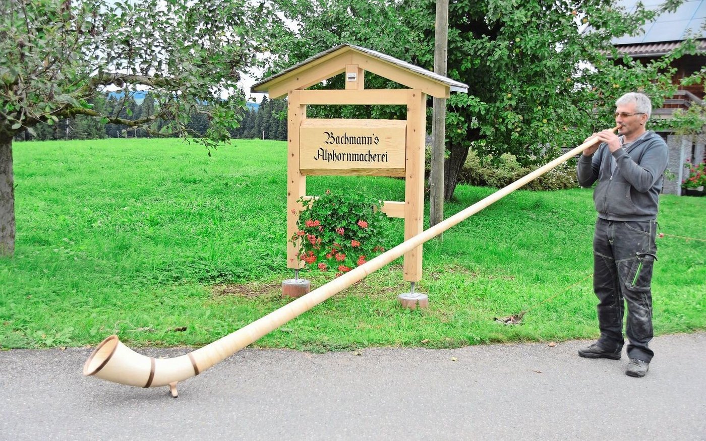 Walter Bachmann bildet die dritte Generation, welche die Leidenschaft zum Alphornbau mitbekommen hat.