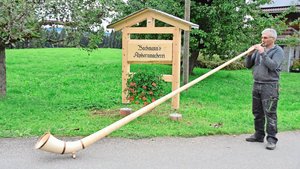 Walter Bachmann bildet die dritte Generation, welche die Leidenschaft zum Alphornbau mitbekommen hat.