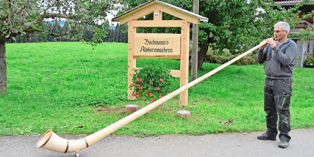 Walter Bachmann bildet die dritte Generation, welche die Leidenschaft zum Alphornbau mitbekommen hat.