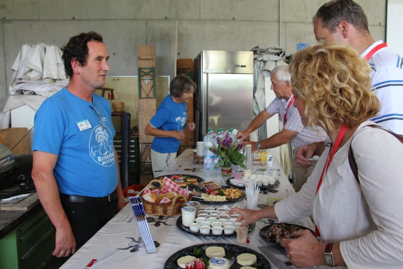 Martin Pfister lässt die Kongressbesucher von seinen Produkten kosten. (Bild nb)