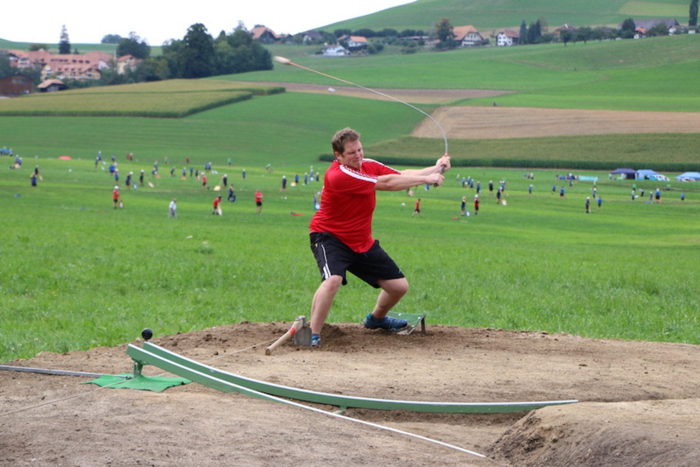 Eidgenössisches Hornusserfest in Walkringen BE: Gleich wird die Nouss ins Ries geschlagen. Der Athlet am Bock ist voll konzentriert. (Bild Sandra Joder)