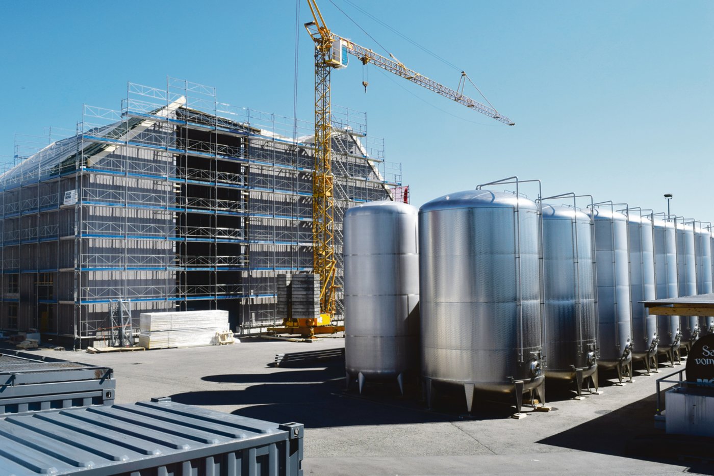 Die 30 neuen Chromstahltanks der Mosterei Möhl sollen in das Gebäude links im Bild eingehaust werden.