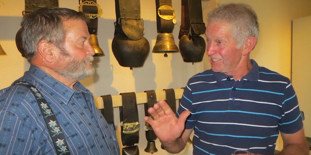 Berner Bergbauer Paul Seematter (links) im Gespräch. (Bild Alois Hodel)