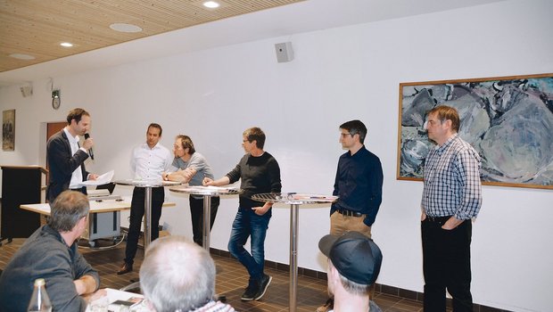 Obstbautagung Zentralschweiz: Alle sollen ehrlicher kommunizieren Podium um den Pflanzenschutz in Zukunft (v. l. n. r.): Podiumsleiter Christian Schönbächler, Obstverband; Andreas Friedli, Stähler AG; Marc Germann, WWF; Obstproduzent Jacky Wildisen; Fabian Soltermann, Bafu; Oliver Felix, BLW. (Bild Josef Scherer)