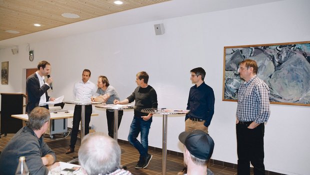 Podium um den Pflanzenschutz in Zukunft (v. l. n. r.): Podiumsleiter Christian Schönbächler, Obstverband; Andreas Friedli, Stähler AG; Marc Germann, WWF; Obstproduzent Jacky Wildisen; Fabian Soltermann, Bafu; Oliver Felix, BLW. (Bild Josef Scherer)