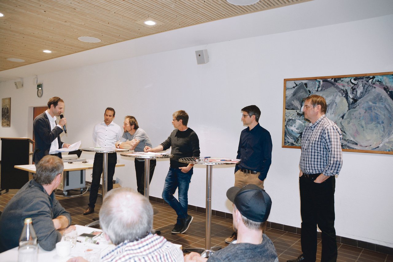 Podium um den Pflanzenschutz in Zukunft (v. l. n. r.): Podiumsleiter Christian Schönbächler, Obstverband; Andreas Friedli, Stähler AG; Marc Germann, WWF; Obstproduzent Jacky Wildisen; Fabian Soltermann, Bafu; Oliver Felix, BLW. (Bild Josef Scherer)