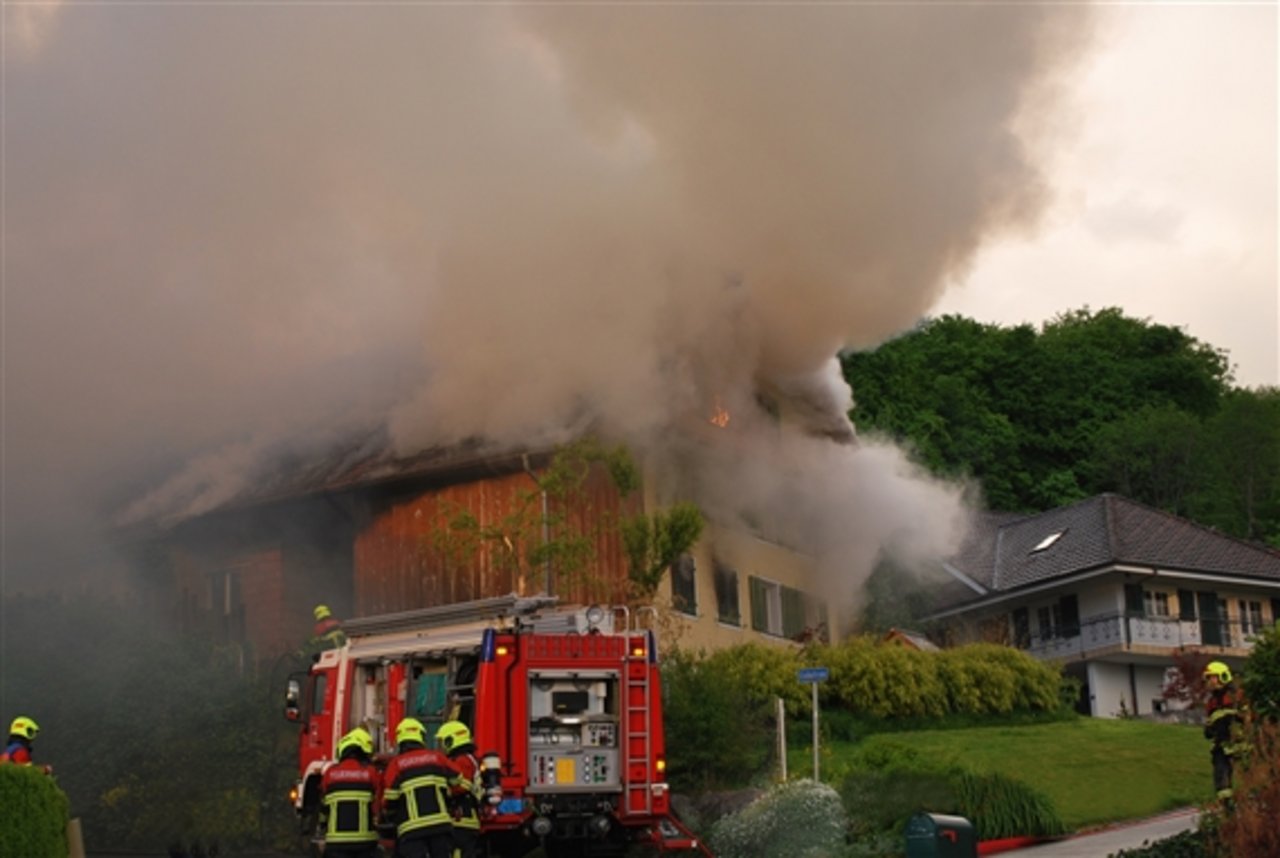 Die Feuerwehr brachte den Brand auf dem Bauernhof in der Luzerner Gemeinde Aesch nach mehreren Stunden unter Kontrolle. (Symbolbild)