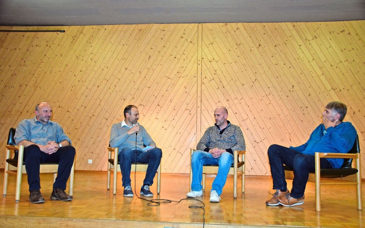 Der Moderator Markus Von Gunten (2. v. l.), Leiter Standort Emmental, mit den von Burn-out betroffenen Landwirten Ueli Strahm, Martin Aebi und Christian Hirschi  (v. l. n. r.). Sie sprechen über das Thema Ausbrennen in der Landwirtschaft. 