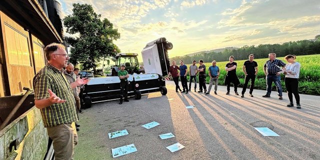 Das Spotspraying wurde auf dem Hofplatz vorgeführt. Auf den Blättern lagen Unkräuter. Die Tankfüllung war blau eingefärbt. 