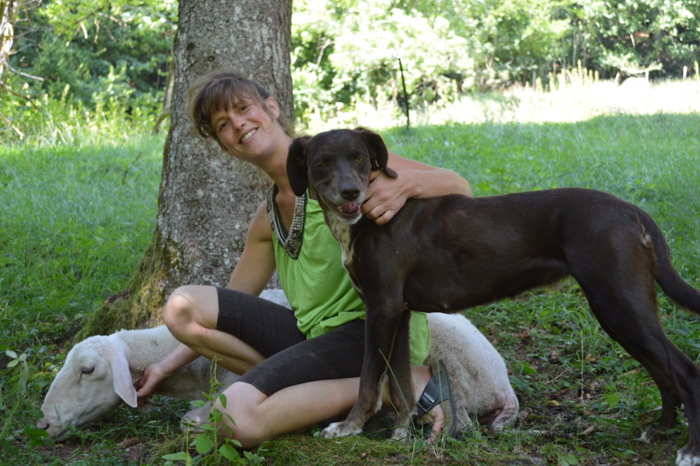 Die Hündin "Momo" ist die treue Begleiterin von Jasmin Blaser.