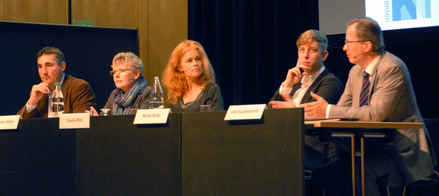 ... gekommen sind Othmar Deflorin, Christine Bühler, Claudia Wirz als Moderatorin, Michel Rudin und Ulrich Haudenschild (v.l.n.r.). 