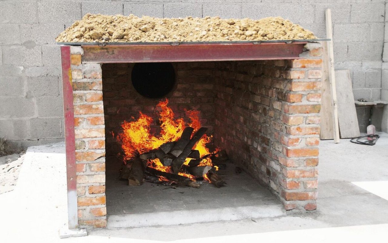 Grünkern wird mit der heissen Luft eines Holzfeuers gedarrt. Das gilt auch für moderne Anlagen.