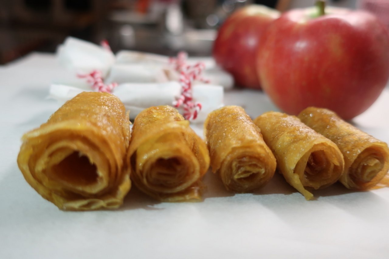 Fruchtleder ist Fruchtmus, das dünn ausgestrichen, getrocknet und dann gerollt als Snack aufgetischt wird. (Bilder et)