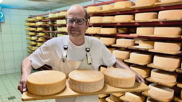 Florian Steininger i Florian Steininger ist mit Herzblut Alpkäser. Stolz präsentiert er im modernen Käsekeller der Alp Stössi hinten im Maderanertal die Alpkäse. Produziert werden auch Mutschli.