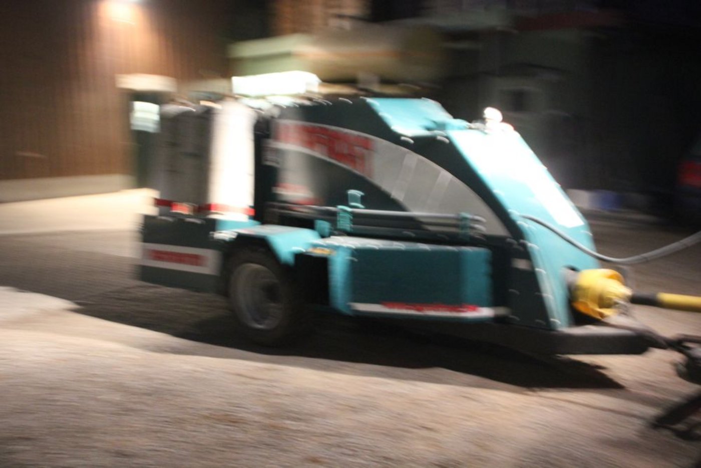 Der Buster im Einsatz. Er bläst seitlich warme Luft in die Anlage. 