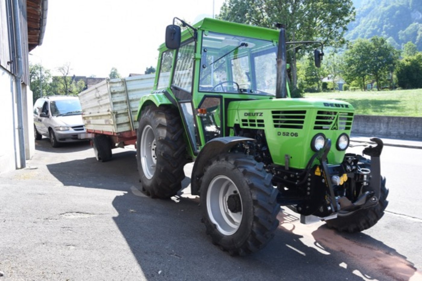 Dieser Traktor mit Anhänger kollidierte mit zwei Metallpfosten und einem parkierten Auto. (Bild Kapo SG)