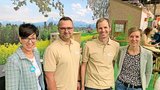 Besuchten vor der Sitzung der Landwirtschaftskammer des Schweizer Bauernverbandes (SBV) letzten Freitag den Stand zur Biodiversität an der Luga: Mirjam Hofstetter (l.) und Sandra Helfenstein (r.) vom SBV, Albert Bernet (2. v. l.) und Christian Galliker vom LBV. (Bild: Josef Scherer)