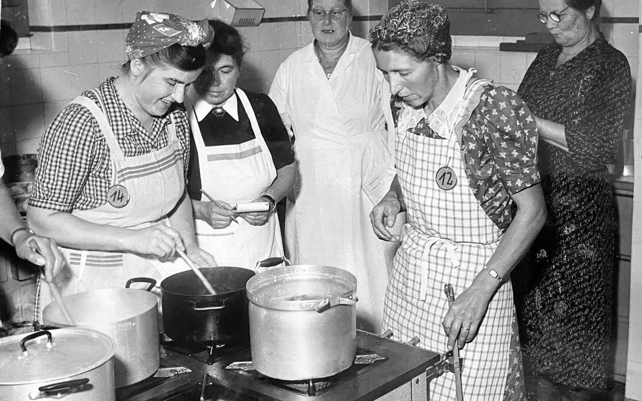 Andere Zeiten, andere Schwerpunkte: «Beherrschung der gutbäuerlichen Küche …» heisst es unter anderem zu diesem Bild aus den 1960er-Jahren aus der Kochschule einer Berner Bäuerinnenschule.