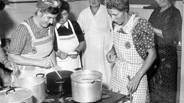 Andere Zeiten, andere Schwerpunkte: «Beherrschung der gutbäuerlichen Küche …» heisst es unter anderem zu diesem Bild aus den 1960er-Jahren aus der Kochschule einer Berner Bäuerinnenschule.