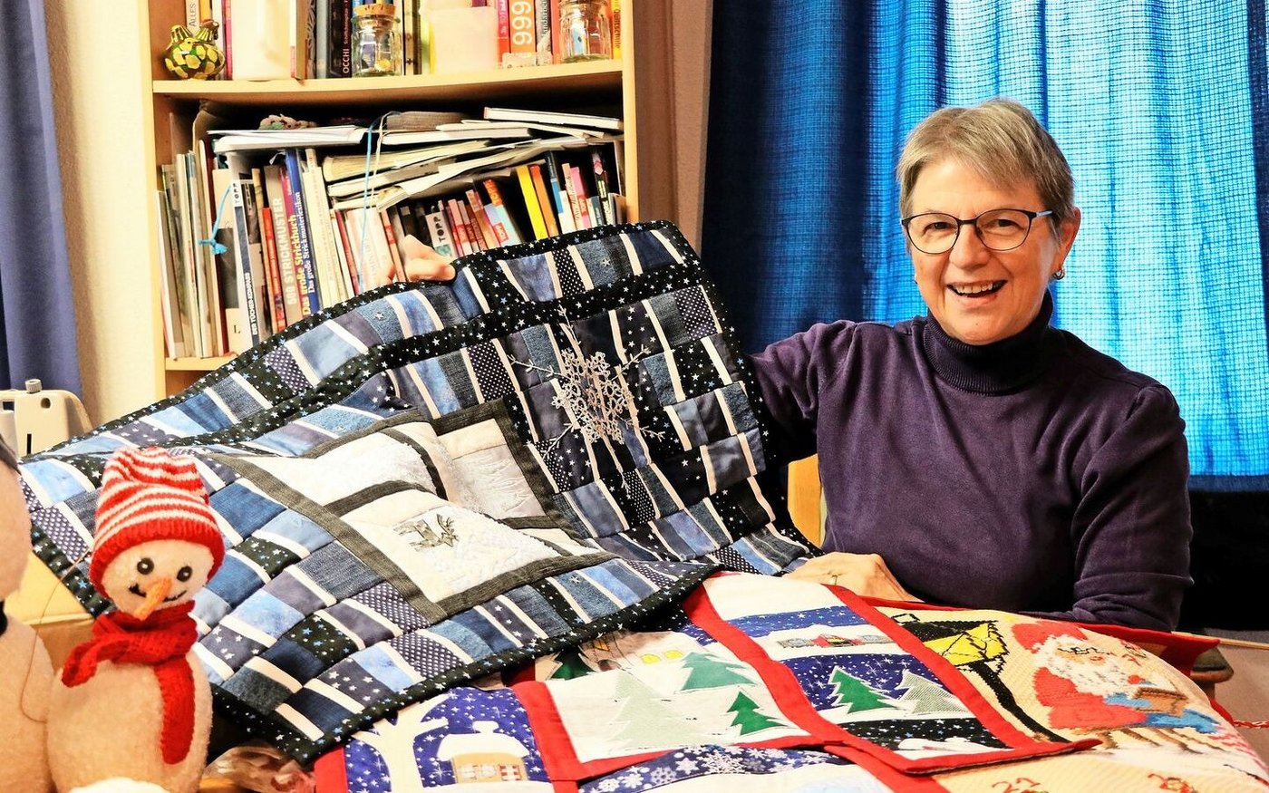 Die Tradition der Adventsfenster ist für Erika Hubeli eine Herzensangelegenheit. Dafür hat die Trachtenschneiderin wahre Kunstwerke geschaffen.