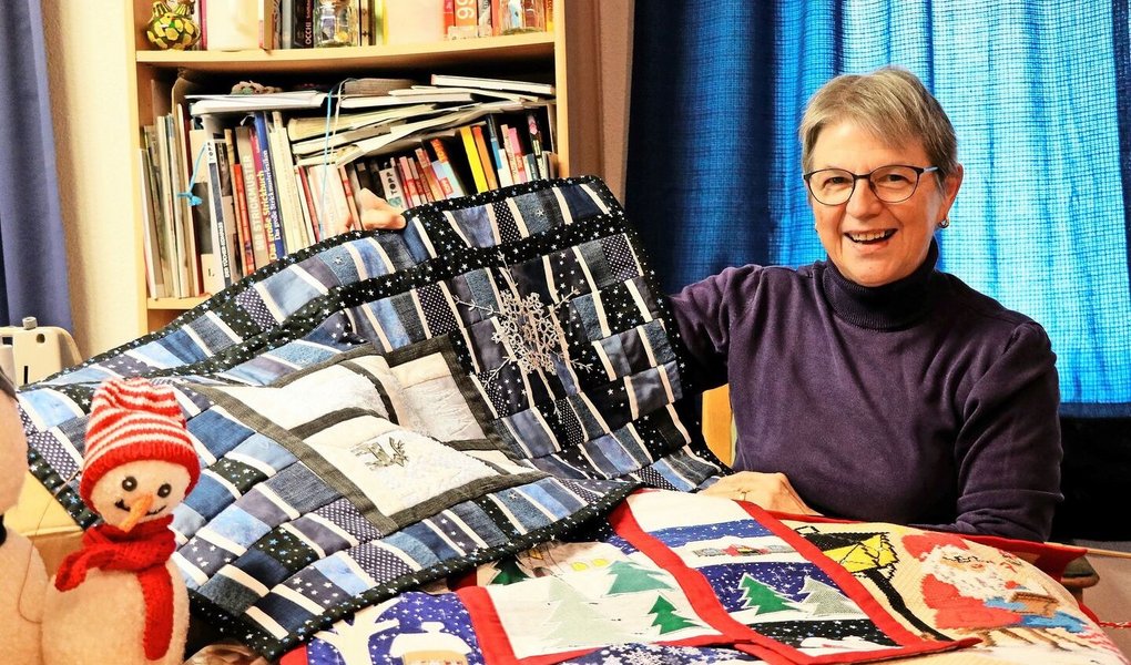 Die Tradition der Adventsfenster ist für Erika Hubeli eine Herzensangelegenheit. Dafür hat die Trachtenschneiderin wahre Kunstwerke geschaffen.