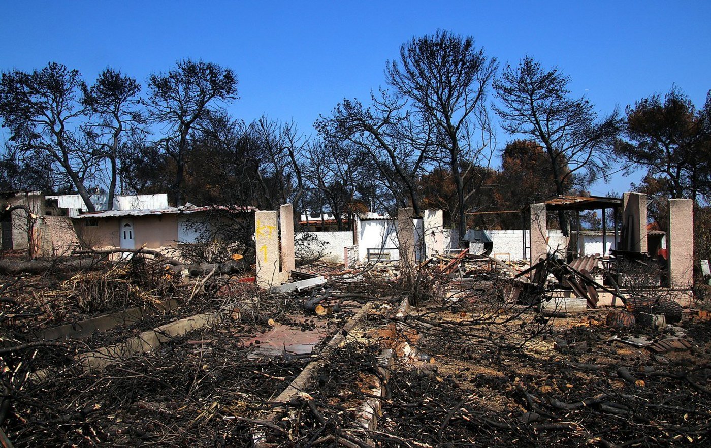 Marathon liegt nahe dem Badeort Mati. Das Stadtviertel Mati (Nea Makri) war bereits im vergangenen Jahr von Waldbränden betroffen. Seither gilt der Ort als nicht mehr bewohnbar. (Bild Wikipedia, Guillaume Baviereia)