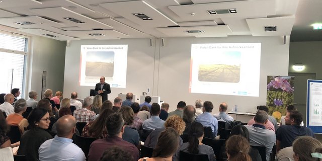 An der Herbsttagung der  Schweizerischen Gesellschaft für Phytomedizin stellten Agrarforscher und die Pflanzenschutzmittel-Industrie mögliche Lösungen für die Pflanzenschutz-Debatte vor. (Bild Katrin Erfurt)