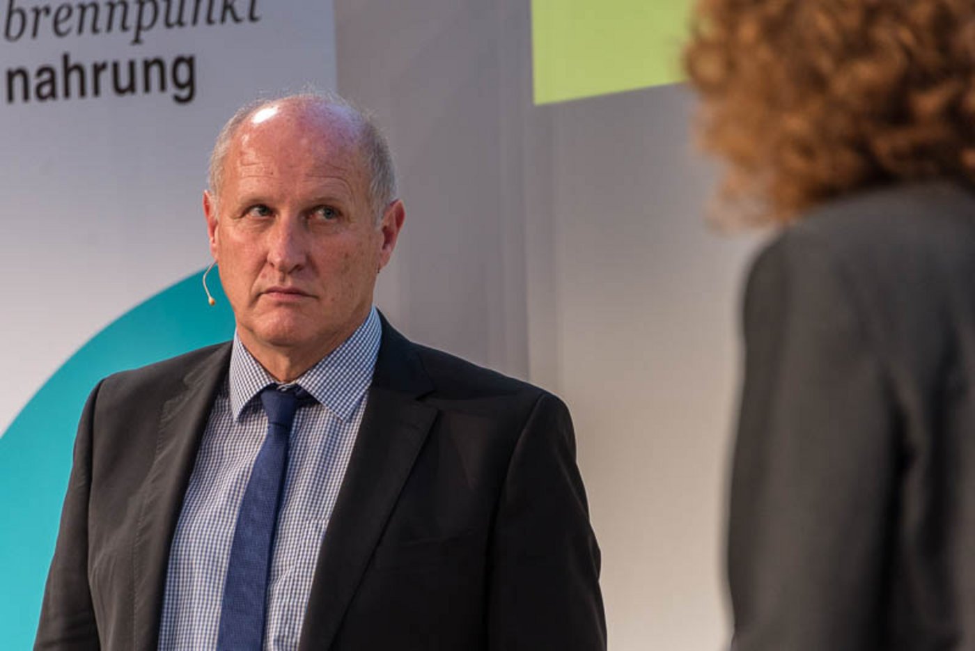 Fritz Rothen (im Bild wartet er auf eine Frage von Moderatorin Eveline Kobler) sagt, dass Innovationen in der Land- und Ernährungswirtschaft nur entstehen können, wenn die Zusammenarbeit stimmt.