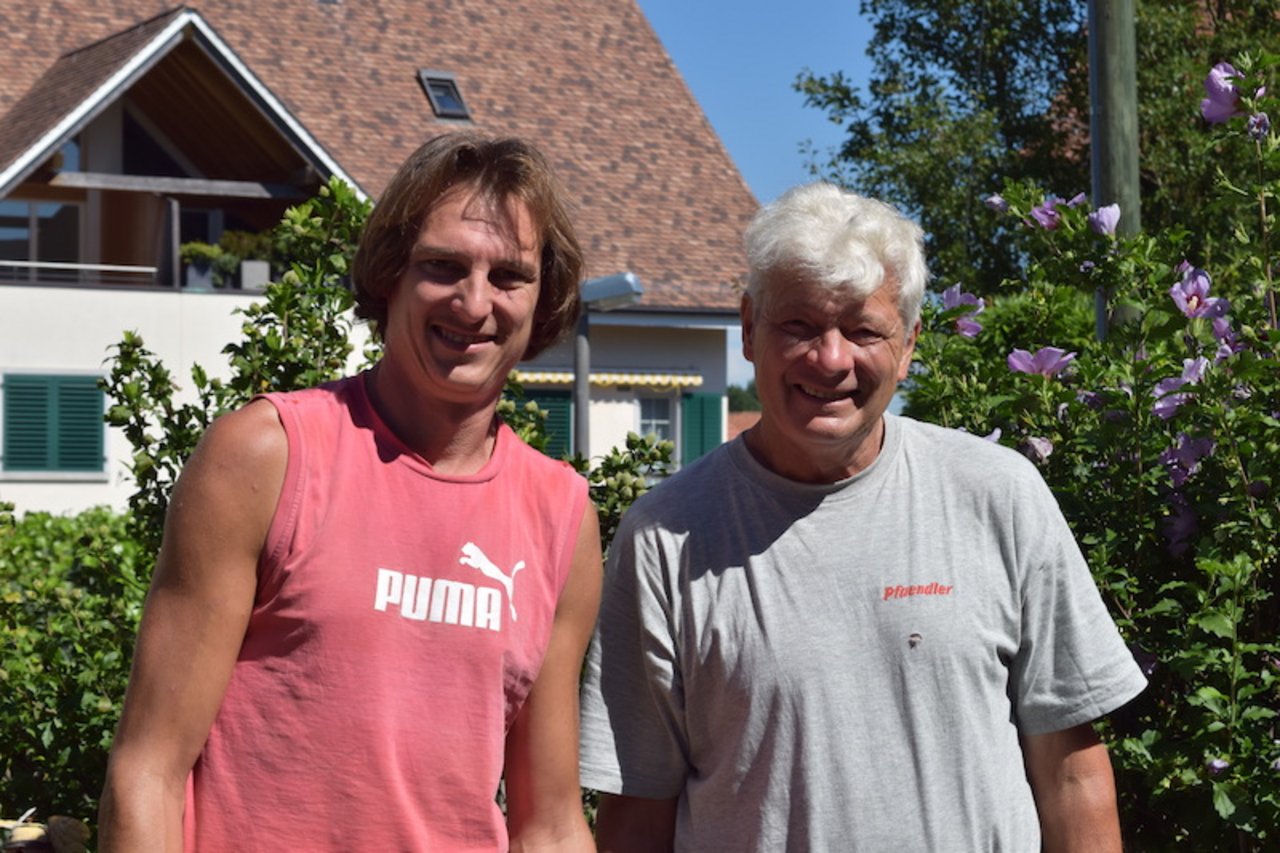 René (links) und Roger Pfändler möchten einen Beitrag leisten, damit zukünftig mehr Siloballenfolien recycelt werden. (Bild Stefanie Giger)