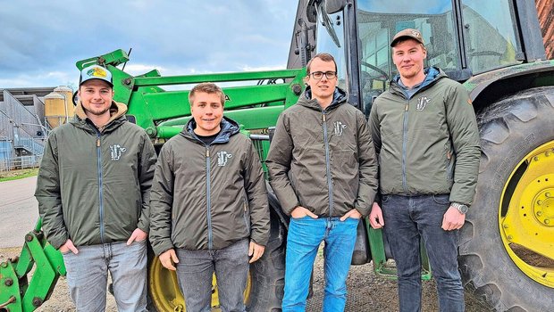 Severin Volkart, Luk Severin Volkart, Lukas Eckert, Silvan Philipp und Joshua Neuhauser (v. l.) absolvieren die Ausbildung zum Agrotechniker HF am Strickhof und verglichen die Systeme für die Nachrüstung.