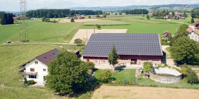Der Bucherhof in Mühlau: Schon 2015 wurde die Scheune mit einer PV-Anlage auf dem Dach versehen, der Strom wird grösstenteils verkauft. 2022 folgte eine weitere Anlage auf dem Hausdach, vor allem für den Eigenverbrauch des Stromes. 