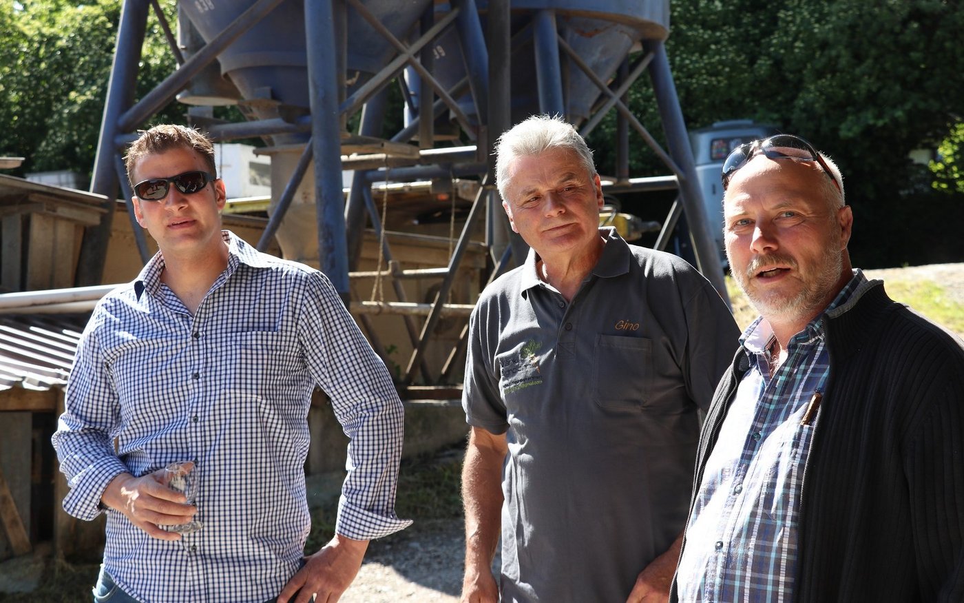 Der heutige Betriebsleiter Roman Bieri, Roboterpionier Ernst Märki und Urs Hartmann, der die Herde nach der Einführung betreute. (Bild rae)