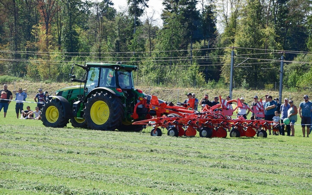 An den zwei Tagen wurden die Maschinen auch im praktischen Einsatz präsentiert. Hier der Kreiselheuer bei der Arbeit. 