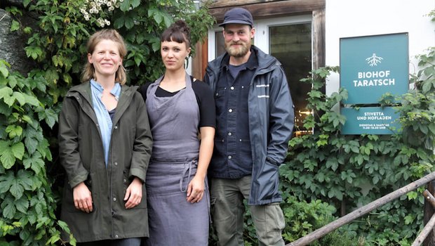 Das innovative Trio vom Biohof Taratsch: Leonie von Arx, Rebecca Clopath und Dominique Schmutz (v.l.) werden den Hof ab Januar 2020 offiziell übernehmen. (Bild lid)