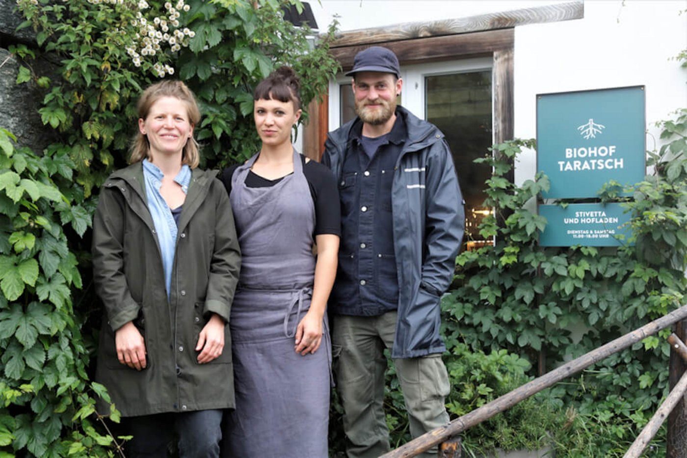 Das innovative Trio vom Biohof Taratsch: Leonie von Arx, Rebecca Clopath und Dominique Schmutz (v.l.) werden den Hof ab Januar 2020 offiziell übernehmen. (Bild lid)