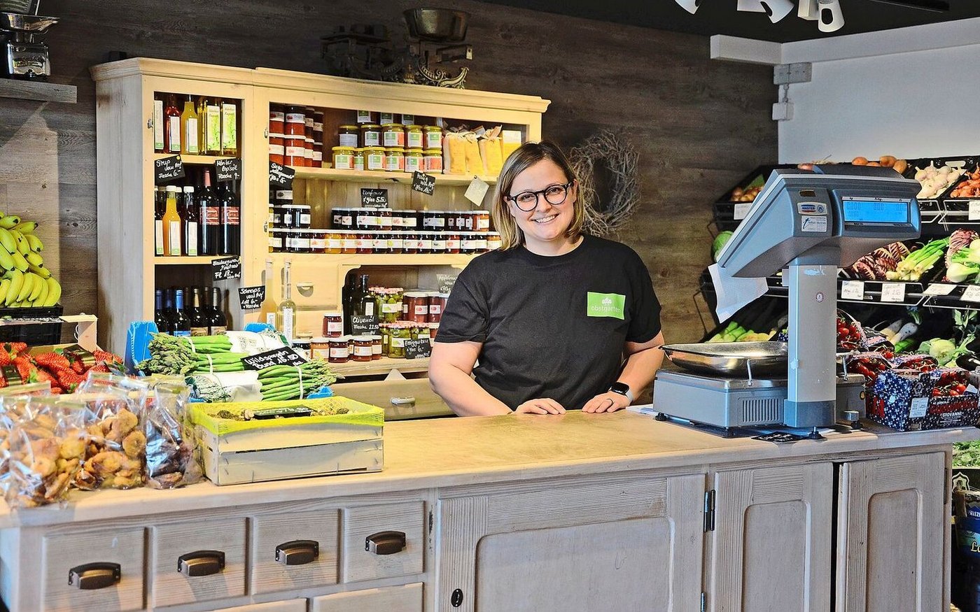 Auf dem elterlichen Betrieb «Obstgarten» ist Romana Lienberger eine Allrounderin. Ihr Lieblingsplatz ist jedoch der Hofladen, wo sie auch ihre Fähigkeiten als gelernte Konditorin-Confiseurin nutzen kann.   