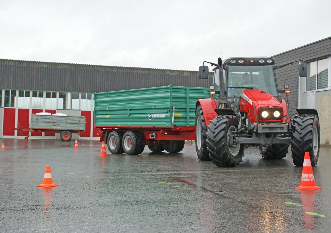 Der zweitätige Traktorenkurs umfasst 20 Lektionen, dabei müssen diverse Fahrübungen bestritten werden. (Bild: Michael Wahl)