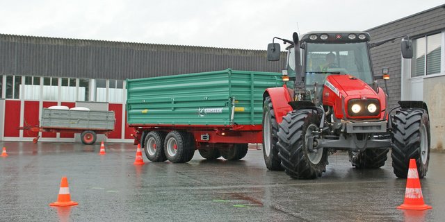 Der zweitätige Traktorenkurs umfasst 20 Lektionen, dabei müssen diverse Fahrübungen bestritten werden. (Bild: Michael Wahl)