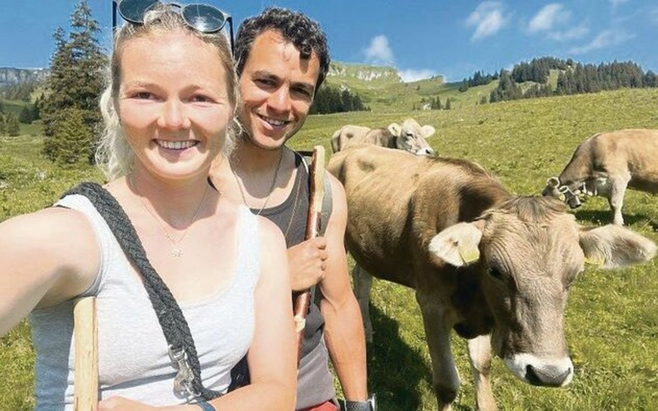 Schnell noch ein Selfie: Vanessa Meli und Bastian Kressig verbringen den Sommer auf der Alp Mädems mit 184 Rindern und Kälbern.