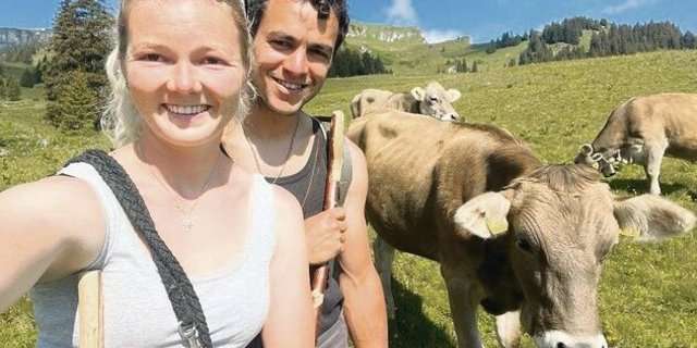 Schnell noch ein Selfie: Vanessa Meli und Bastian Kressig verbringen den Sommer auf der Alp Mädems mit 184 Rindern und Kälbern.
