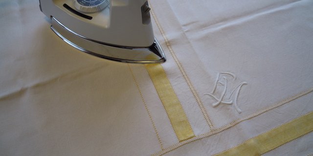 Die Tischdecke, die an Weihnachten den Festtagstisch schmückt, stammt von der Grossmutter der Autroin. (Bild cks)