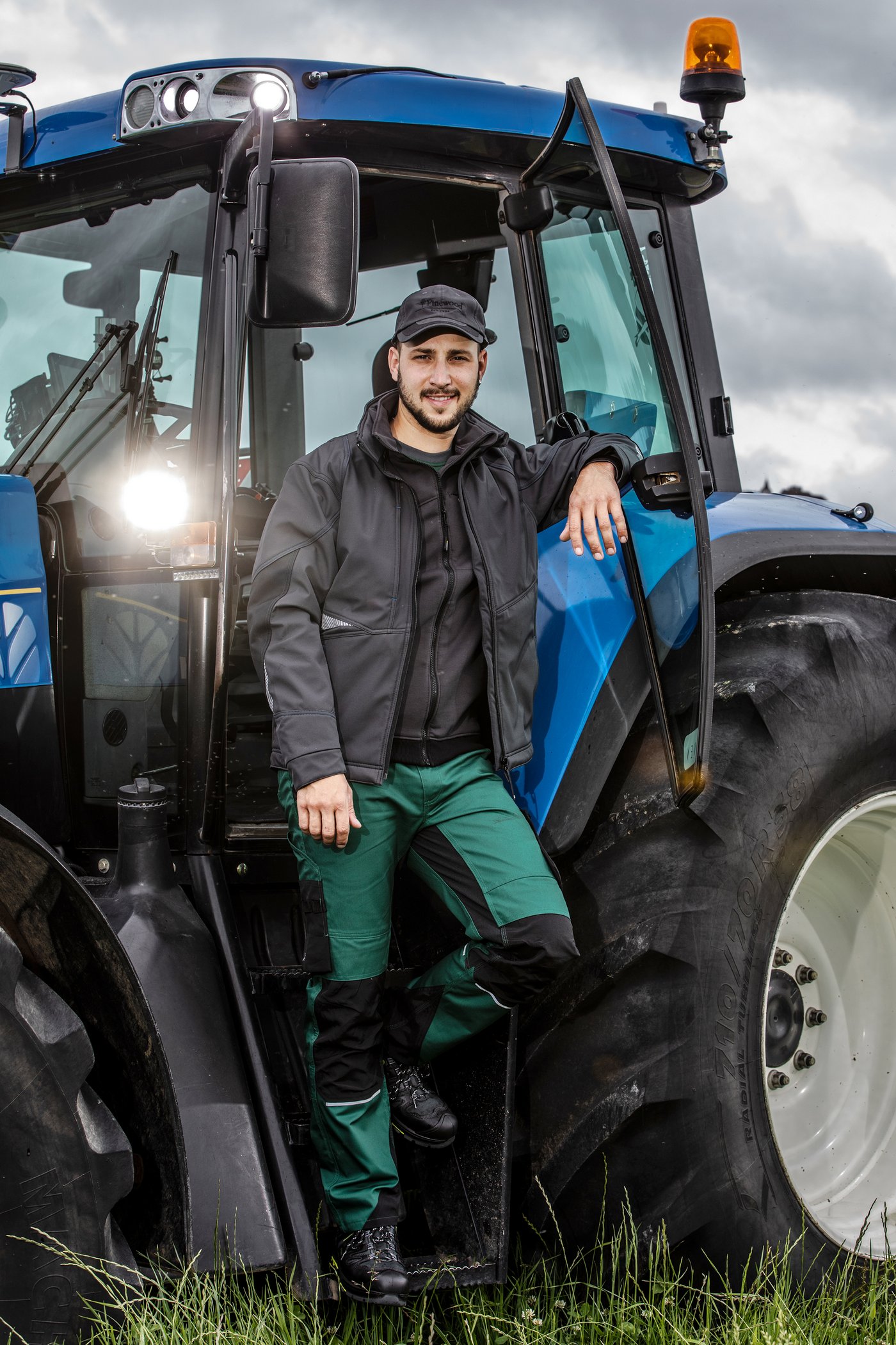 Die neuen Arbeitskleider von Elias Egli sind sportlich-leicht mit passendem Cap. (Bild: Pia Neuenschwander)