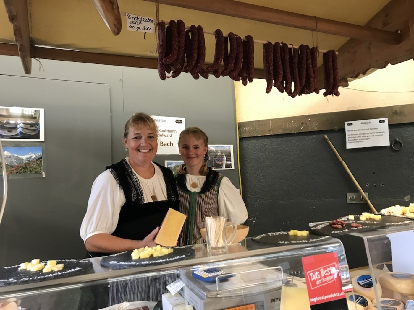 An der Oberländer Herbstausstellung (OHA) 2019 in Thun durften die Älpler nicht fehlen. So wie Daniela Kaufmann mit ihrer Tochter von der Alp Bach, Grindelwald.  