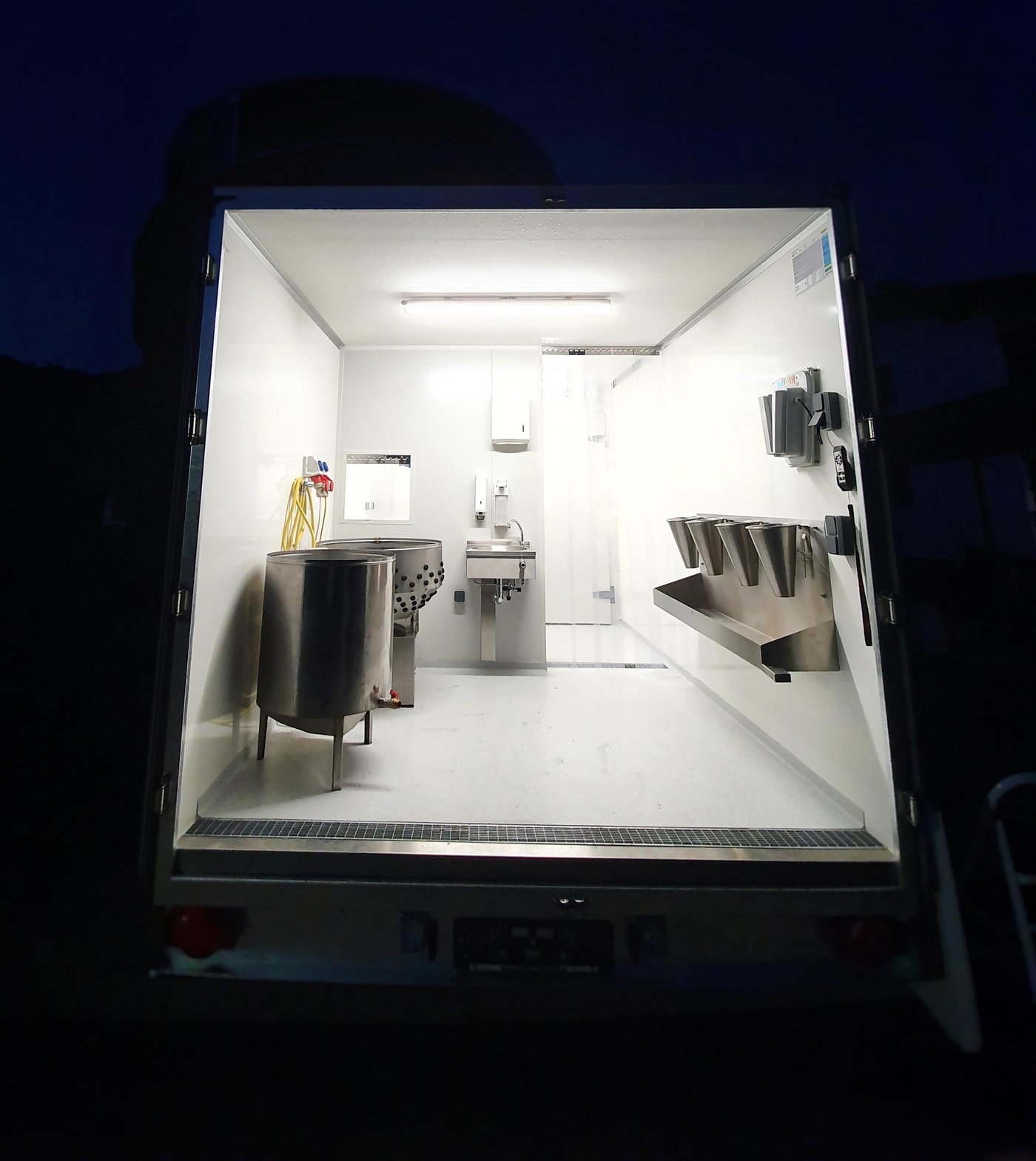 Im vorderen Teil der Schlachteinheit werden die Tiere betäubt, entblutet, gebrüht und gerupft. Danach wird der Schlachtkörper durch eine Trennwand gegeben und weiterverarbeitet. (Bild: Christian Knapp)