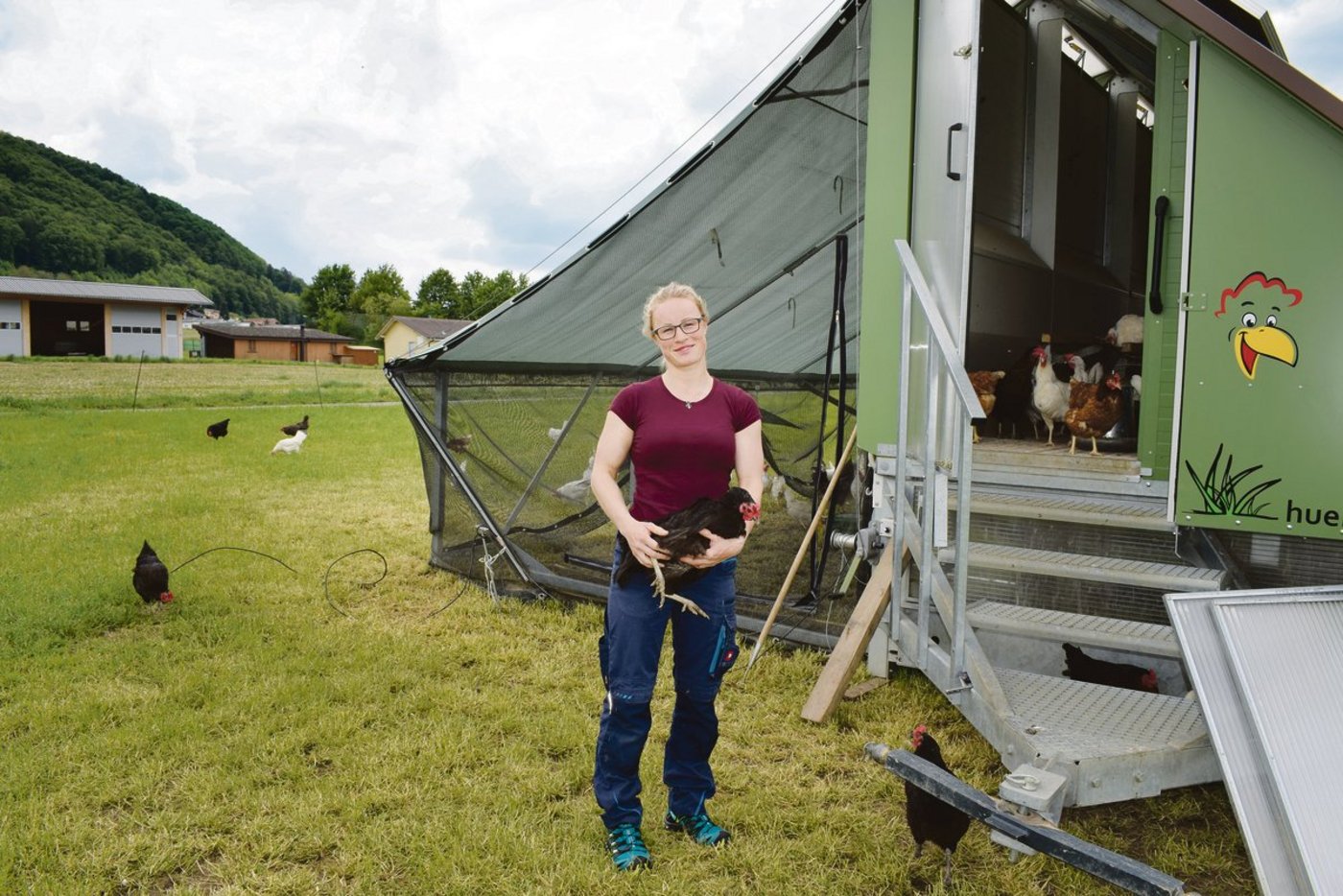 Nicole Mühlestein hatte Glück im Unglück und konnte nach dem Fuchsangriff ihr Hühnermobil mit Althennen füllen. So hält sich der Ausfall bei den Eiern in Grenzen. (Bild Daniela Joder)