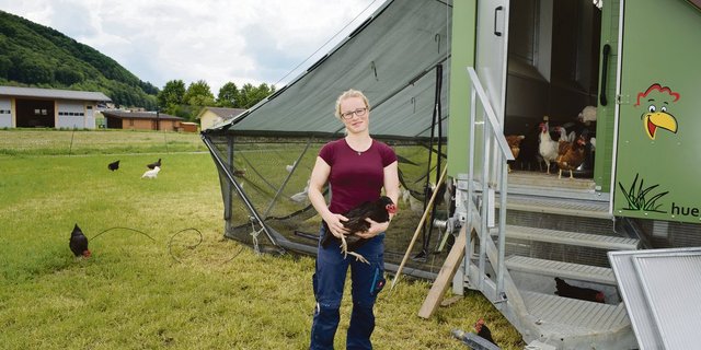 Nicole Mühlestein hatte Glück im Unglück und konnte nach dem Fuchsangriff ihr Hühnermobil mit Althennen füllen. So hält sich der Ausfall bei den Eiern in Grenzen. (Bild Daniela Joder)