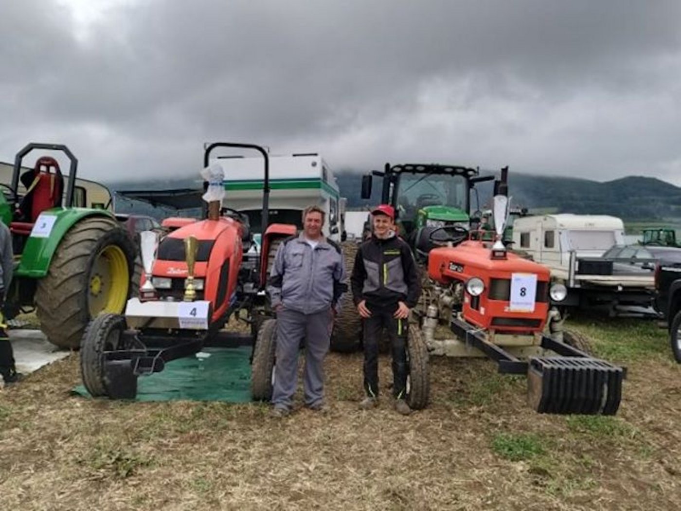 Vater und Sohn sind Schweizer Meister im Tractor Pulling. (Bild Agnes Lehmann-Friedli)